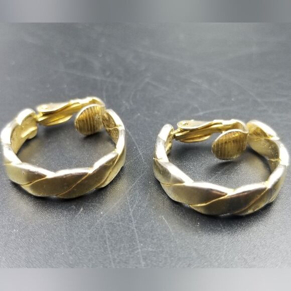Gold tone celtic carved clip on earrings. E0120 - Picture 1 of 2